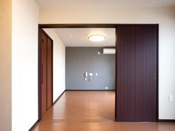 明るい居室の入口