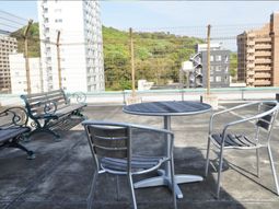 テラスのベンチとテーブル