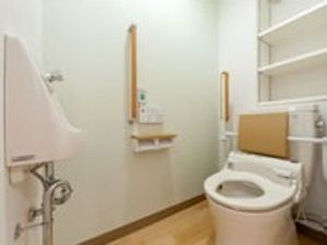 清潔なトイレを備える室内