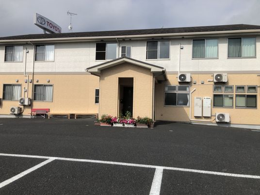 花が咲く建物の外観