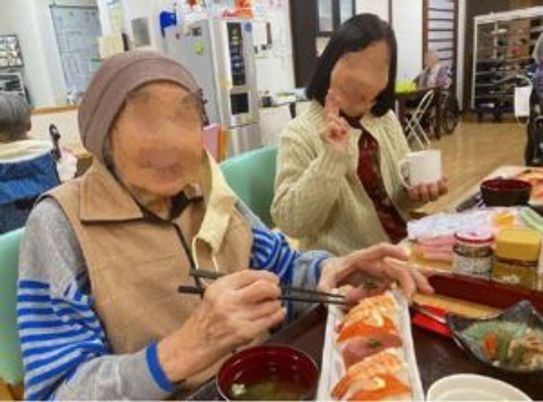 食事を楽しむ笑顔の利用者様