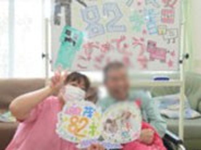 リビングにて リビング 明るいリビングは、寛ぎながら季節の飾り付けを楽しむ場面が印象的です。