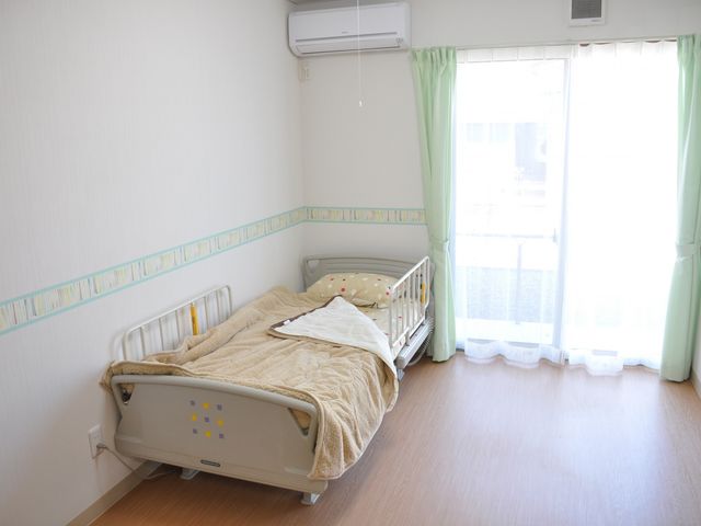 自然光の差し込む居室 居室 明るい自然光が入る居室です。広い窓からは爽やかな風を感じることができます。