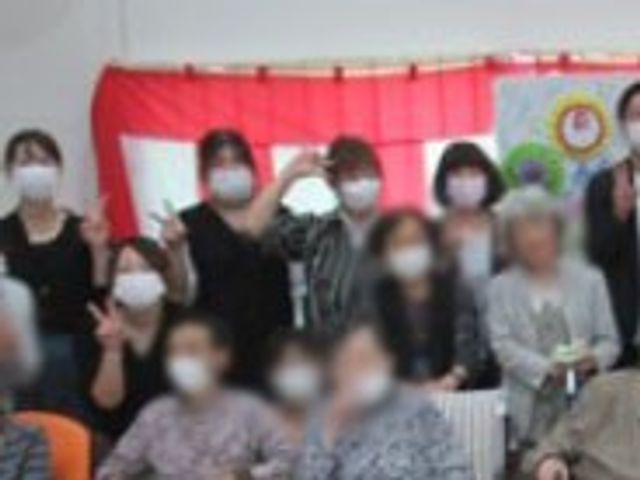 和やかなラウンジ ラウンジ 和やかな雰囲気のなかでスタッフとご利用者様が交流し、施設の魅力を感じられます。