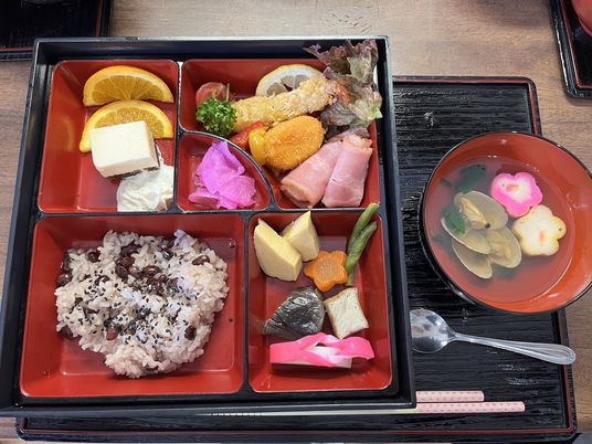 色とりどりの和食盛り合わせ