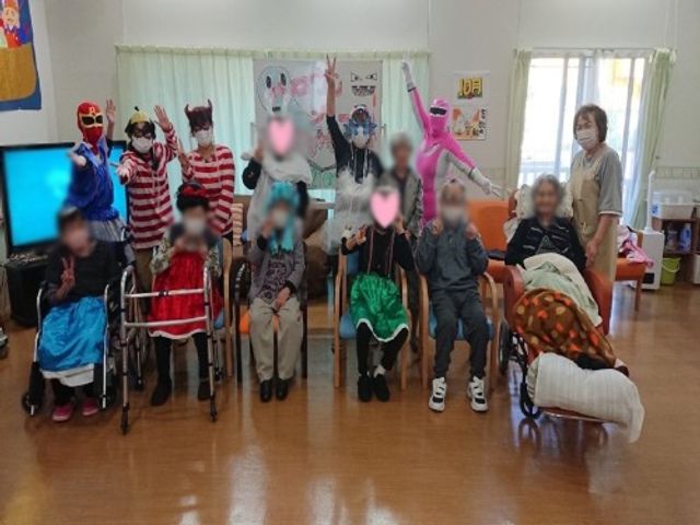 楽しそうに交流する場面 ラウンジ 楽しく過ごせる雰囲気の中で、入居者とスタッフが交流を楽しんでいます。明るい空間が印象的です。