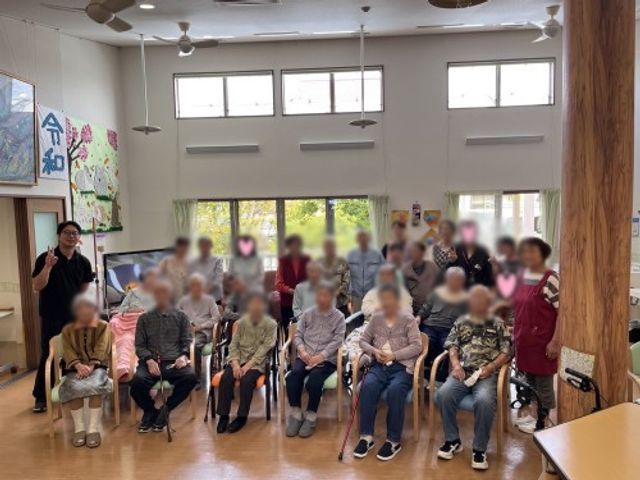 自然光あふれるラウンジ ラウンジ   広々としたラウンジで、多くの人々がリラックスして過ごしています。自然光が温かさを添えています。