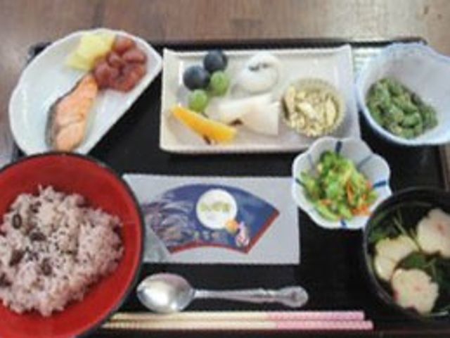 和食の食事風景 料理 彩り豊かな和食の食事が提供されており、健康的な食生活をサポートします。