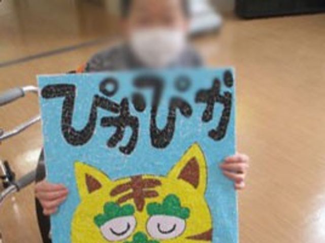 アート作品を持つ人 スタッフイメージ 職員として、利用者の創造力を引き出すアート活動に関わることができます。