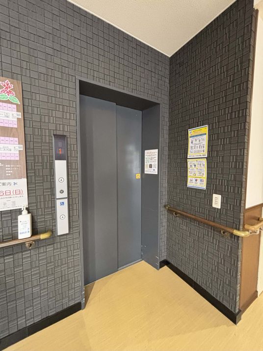 手すり付きの灰色の乗り物
