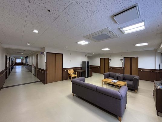 交流のある広々としたラウンジ