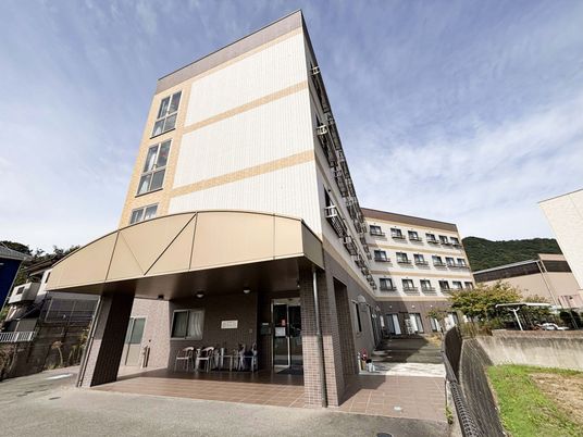 山間にある建物外観