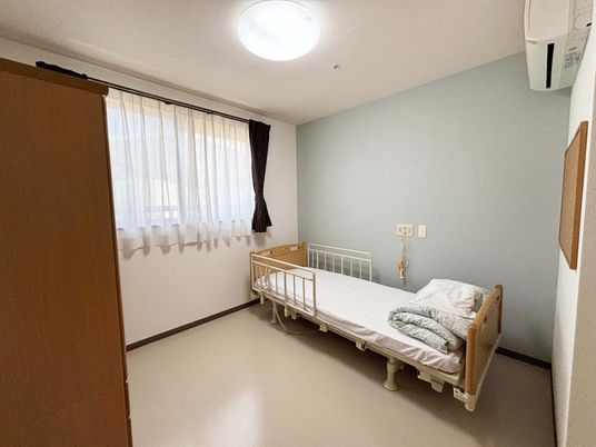 明るい窓のある居室