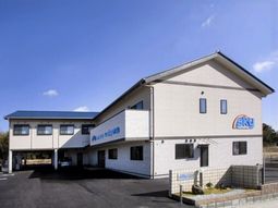 青空背景の建物正面