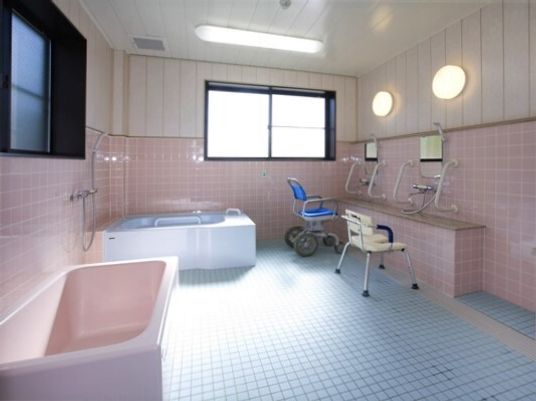 バリアフリー設計の浴室