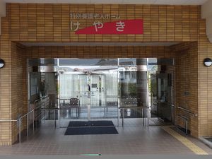 ガラス扉付きエントランス