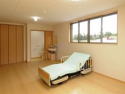 明るい居室のベッドと家具