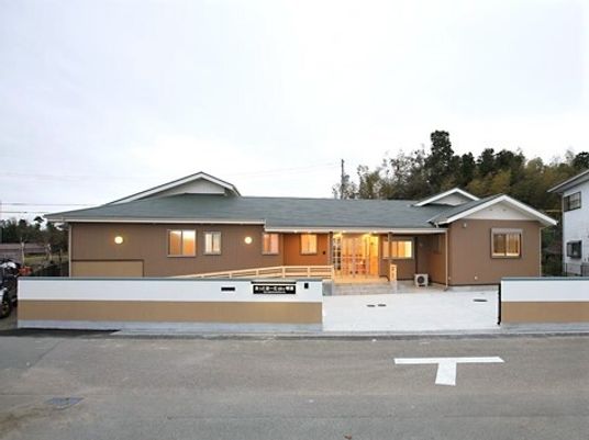 明るい施設の外観