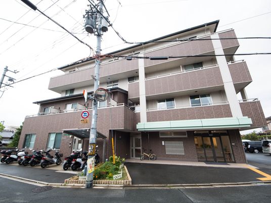 多階層の建物正面