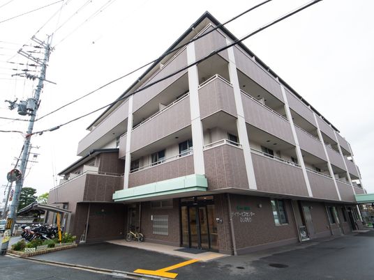 多階層の建物エントランス