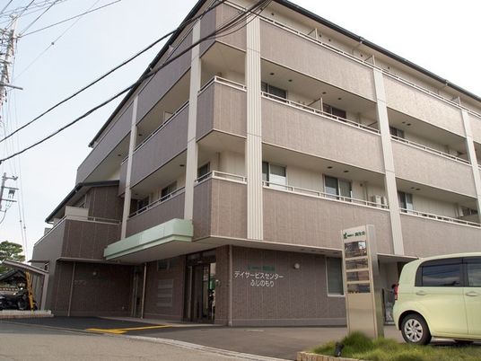 施設の外観風景