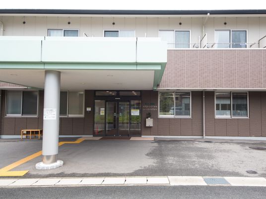 施設の入り口と外観