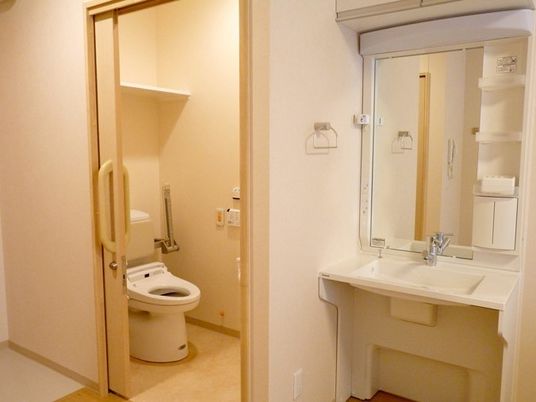 清潔感のあるトイレと洗面台