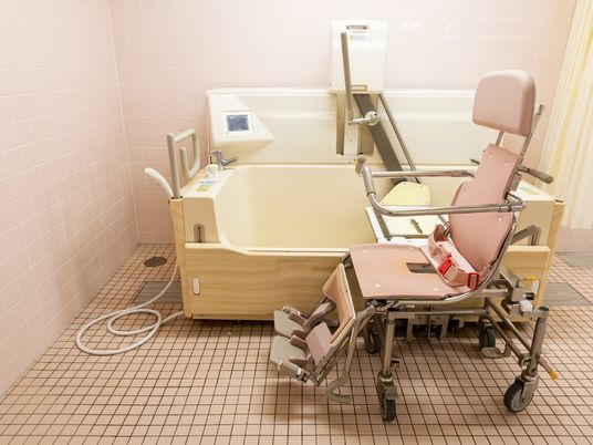 バリアフリー設計の浴室