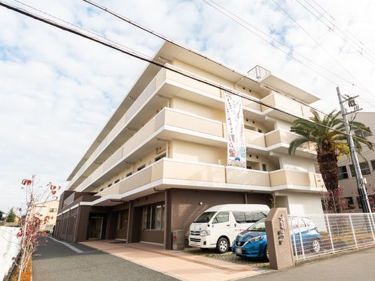 明朗な建物の外観