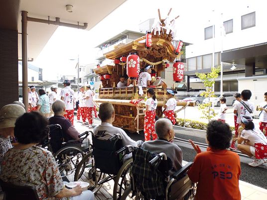 祭りを楽しむ人々