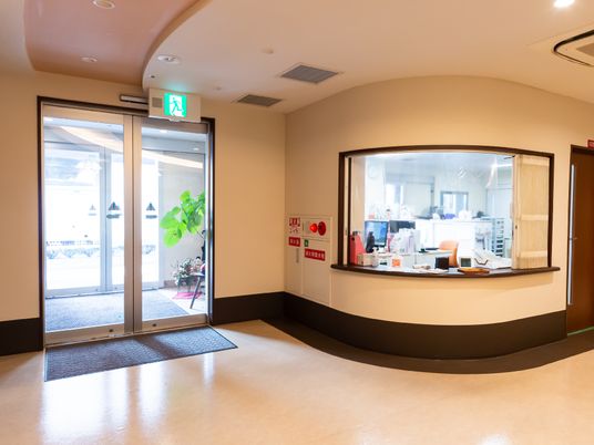 エントランスと受付エリア