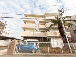 白い建物の外観