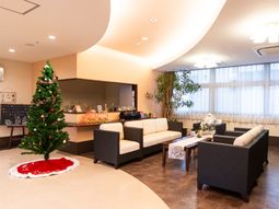 クリスマスツリーのあるロビー