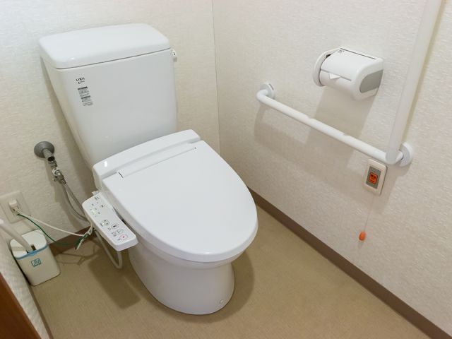 バリアフリーのトイレ トイレ 安全に配慮した手すりが設置された清潔なトイレ空間です。利便性と快適性を追求しております。