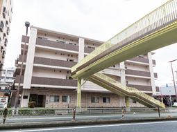多階層建物と遊歩道