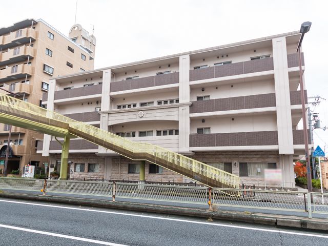 多階層の施設外観 外観 広々とした通りに面した清潔感のある建物です。訪れた方が迎えられる、心地よい環境が整っています。