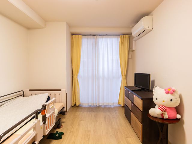 快適な個室の一角 居室 暖かみのあるカーテンが印象的な居室です。広々とした空間で、ご自分の好きな小物で飾ることができます。