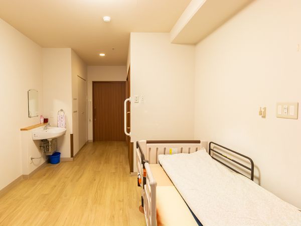 居室のベッドと洗面台