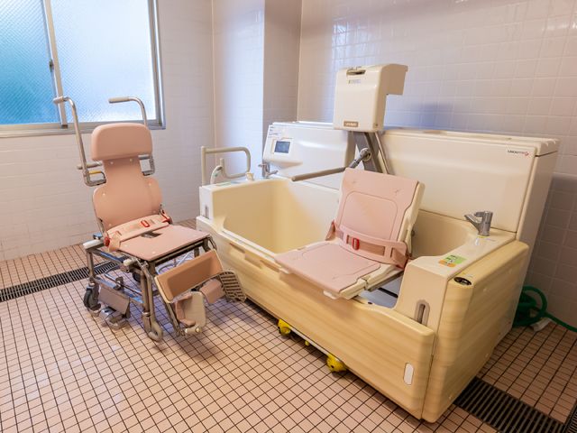 バリアフリー設計の浴室 浴室 清潔感溢れる設備の整った浴室で、安全な入浴サポートが可能です。利用者の快適な生活を支えるお仕事がここにあります。