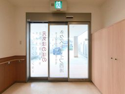 ガラス扉のある廊下