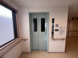 安全な移動を保証するエレベーター