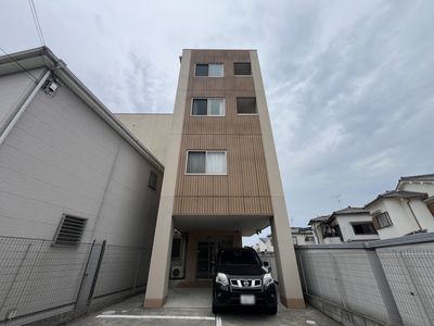 駐車場のある建物外観