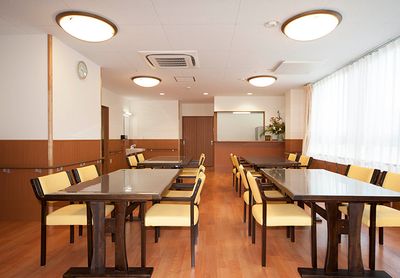 清潔感ある食堂のダイニングルーム