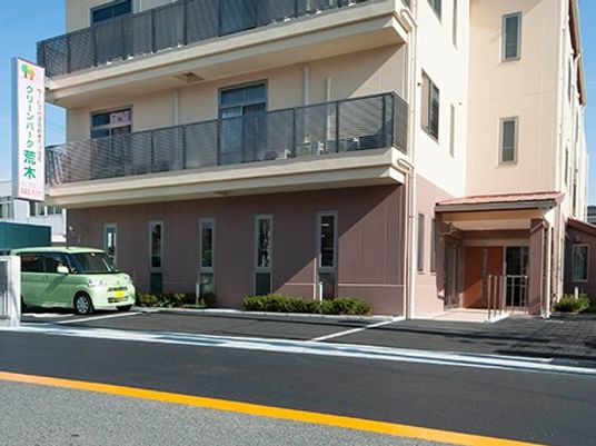 明るい建物の外観  