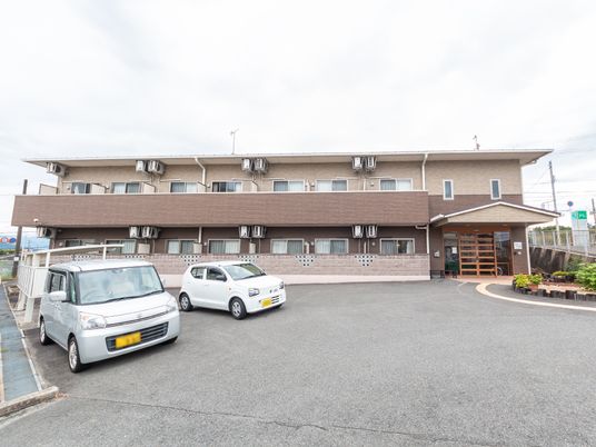 広々とした建物の外観