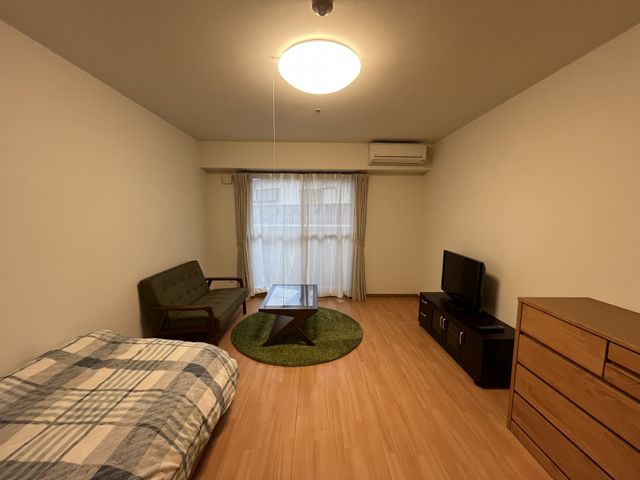 くつろぎの居室 居室 自然光が差し込む明るい部屋です。リラックスできるソファとベッドが完備されています。