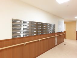 廊下の整理された郵便受け