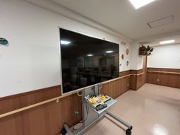 テレビと椅子のある室内