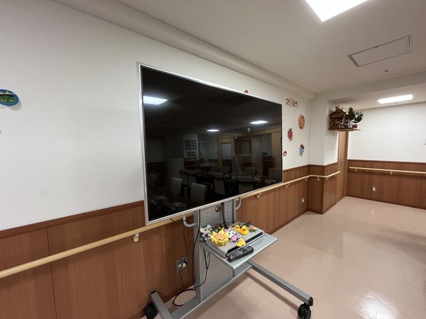 テレビと椅子のある室内