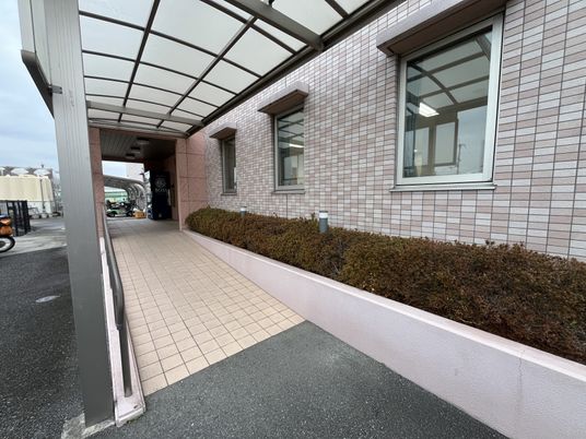 ガラス屋根の歩道